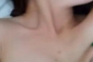酒店開房幹個讀大二嫩妹身材苗條皮膚白皙圓潤的奶子