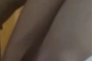  像操狗一样操朋友的媳妇身材修长脸蛋漂亮小黑狗围观
