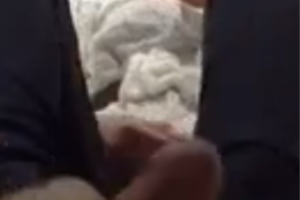 穿着丝袜在酒店给哥哥足交