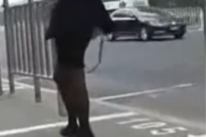 街头涂鸦大师马路对着手机美眉撸得不过瘾上车玩爆头