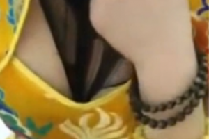 極品旗袍F奶女神脫掉衣服露出大奶超正超大很嫩 好想艹啊
