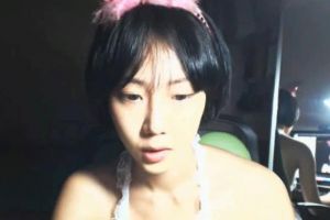 韩国纹身主播上演制服诱惑