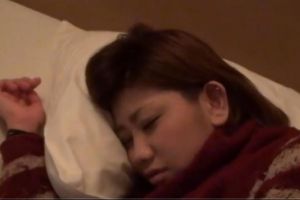 19岁失恋少女吃完安眠药后被朋友趁机偷偷塞入
