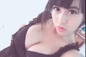 誇她兩句人漂亮身材好,立刻大跳勾人艷舞