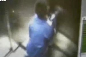 “电梯门”