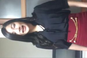 大学名校美女在家把衣服一件件脱掉后和男友激情打炮自拍