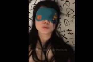 調教騷貨女友SM束縛杆 落地窗前開幹 最後邊幹邊發微信求操非常渴望男人侮辱