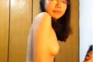 露臉自拍悶騷眼鏡妹做愛竟然不出水只好先噴點潤滑劑再插國語對白