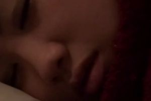 19岁失恋少女吃完安眠药后被朋友趁机偷偷塞入