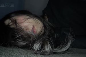 把漂亮大学生女网友带到出租屋迷倒慢慢玩