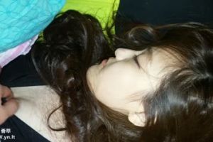 趁白嫩小妞醉酒拍攝其誘人咪咪和小穴.