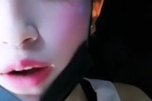 極品白虎主播貌似磕了藥有點嗨和豪車司機在野外車裡瞎搞