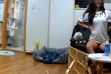 黑客破解家庭网络摄像头TP奶子都挺大的姐妹俩换着洗澡妹子身体这是怎么了全是伤疤还上药呢