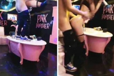 约操极品身材披肩黑网筒靴美女KTV玩嗨直接在包房操起来 美女边唱歌边后入猛操真爽 完美露脸 高清完整版