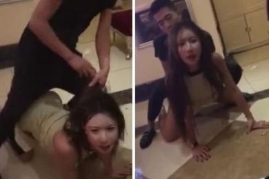 几个九零后小伙去KTV包房唱K玩疯了 妹子跪下口活 拿嘴当B抽插 洗手间乱交