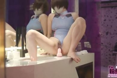 学妹喜欢浴缸里展示完美的骚穴，假鸡巴爆插自嗨