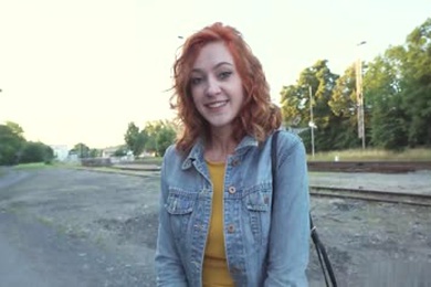 街头搭讪系列 Sexy redhead waitress sucks cock and gets fucked doggystyle outside in public