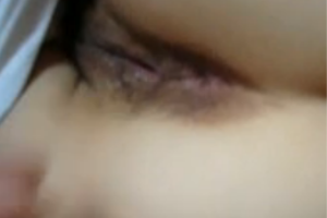 女友太累不想做我只好边玩逼边打手枪