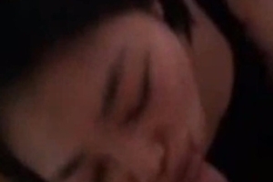 吃了梨子再口交，露脸。漂亮美女