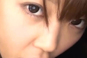 漂亮黑丝美眉沙发舌舔手撸帮男朋友出火