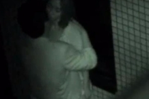 深夜用高科技红外摄像机偷拍楼角里偷情野战的男女！