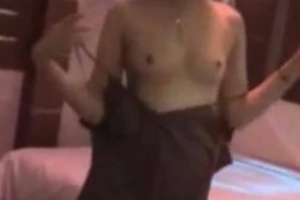 清纯女孩在宾馆做爱 很会配合 叫声真饥渴 强烈推荐