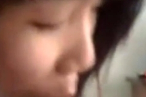 约炮超漂亮高三女生,这小咪咪真诱人,吃鸡巴表情太萌了,忍不住就干上壹炮了
